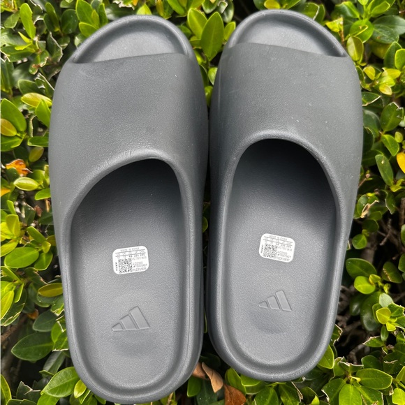 2023 Yeezy Slides in Slate Grey - Picture 5 of 9